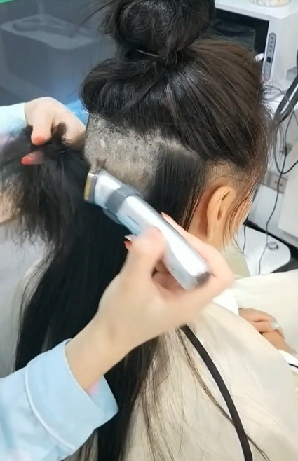 小姐姐失恋剃光头,动手的那一刻哭了,网友:是心疼的感觉