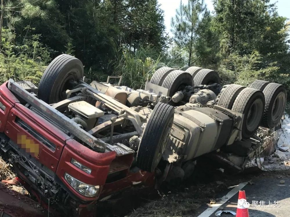 上犹一大货车翻车 22轮朝天!车辆受损货物散落一地