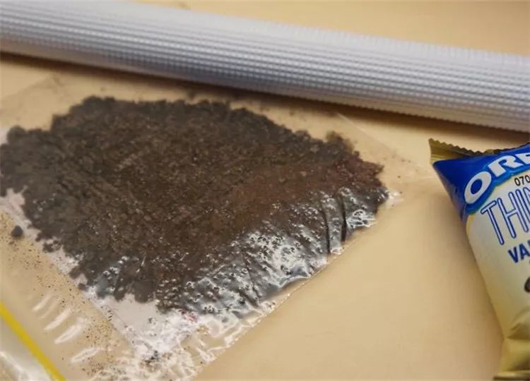 11,冷却的时候可以准备装饰部分:奥利奥饼干拧开,刮去白色夹心,黑色