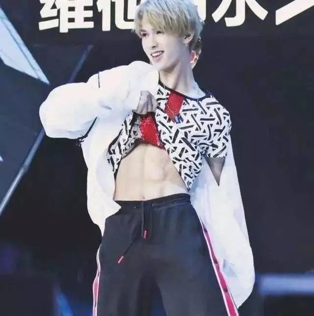 甚至出道不久的朱正廷也是腹肌超明显!