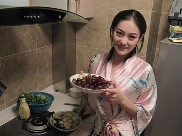 何捷婚后首秀厨艺,张馨予在广州的新家品尝六菜一汤