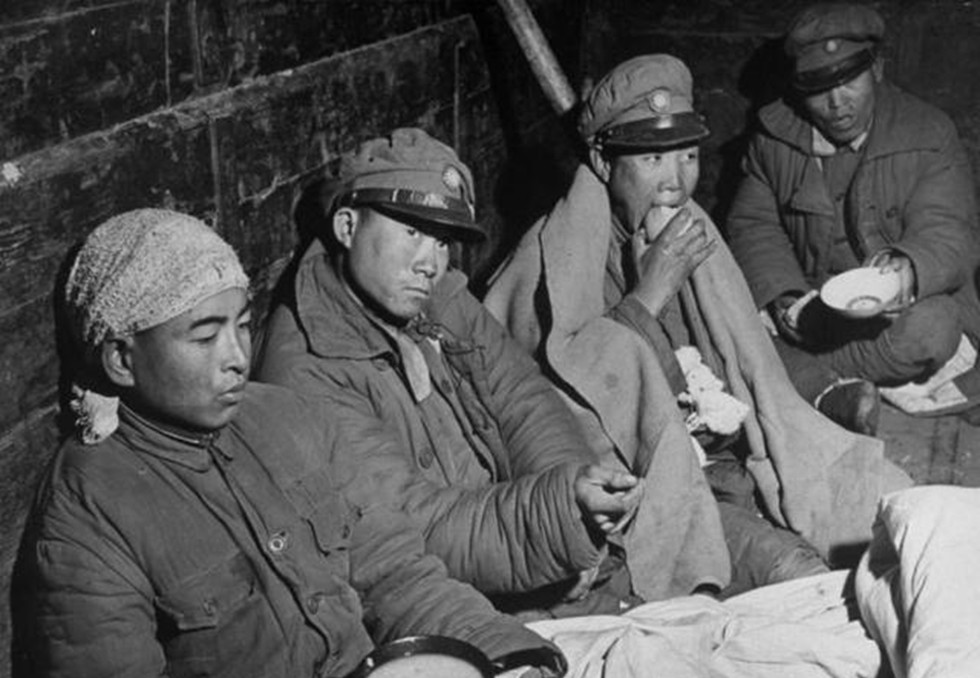 辽沈战役珍贵老照片:图一是伤病员,图四是国军士兵在吃饭!