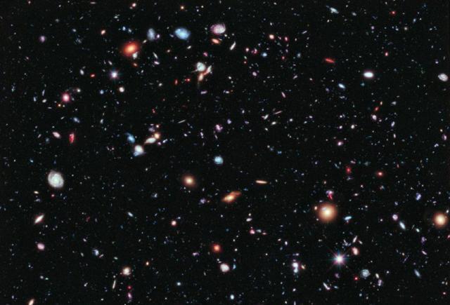 哈勃望远镜拍摄到的,宇宙深处绚烂的星系焰火