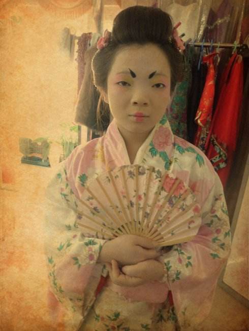 两位最强演员pk亮相,妆容却像日本歌姬!这是跟化妆师有仇?