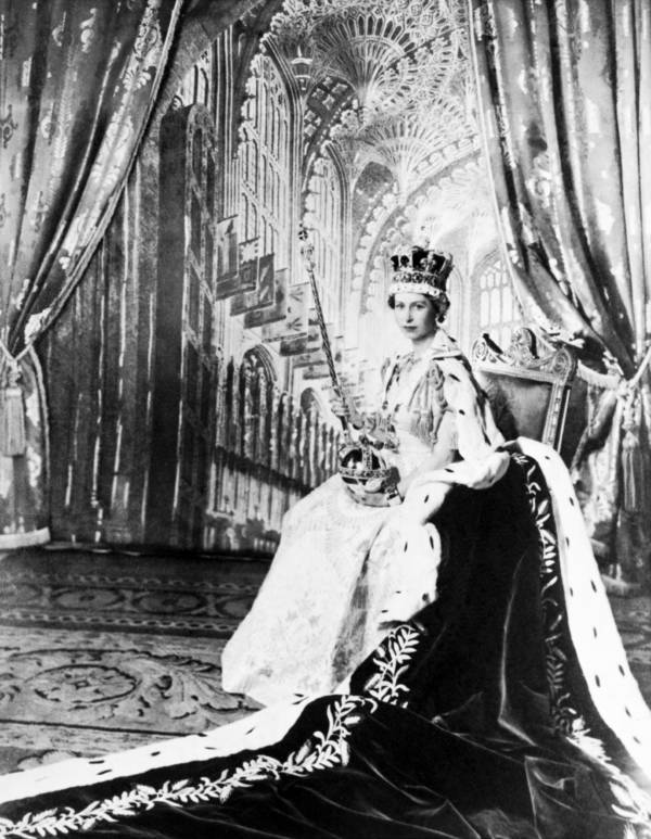 1953年6月2日,在举行了盛大的加冕典礼之后,伊丽莎白二世正式成为英国