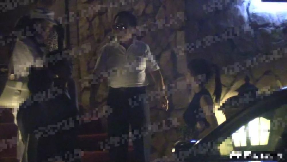 李小璐深夜与好友聚会,一改往日嘻哈风穿背心