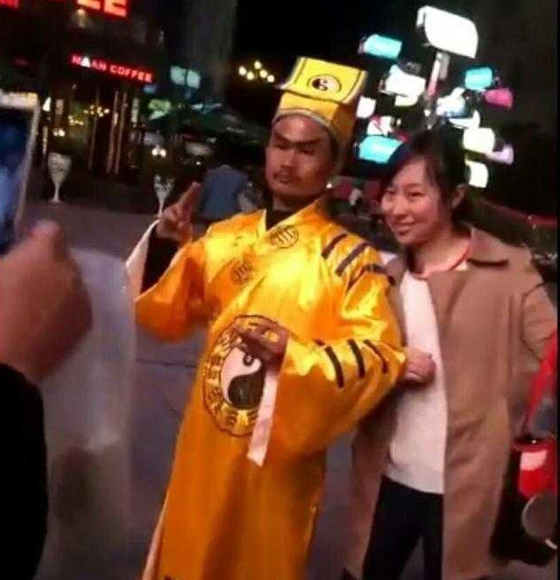 抖音惊现抓鬼大师,相貌酷似"林正英",引起众人围观