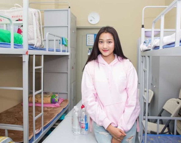 闫妮女儿考上中戏双学位，一双美腿不输关晓彤