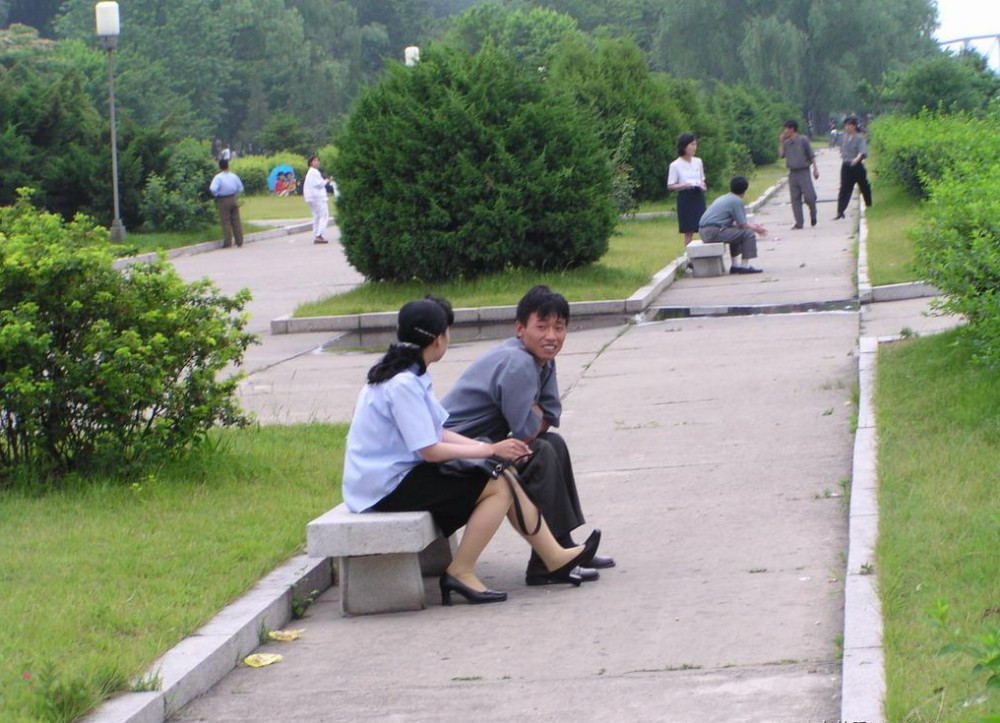 朝鲜视觉:情侣喜欢在公园约会,女孩喜欢穿高跟鞋!