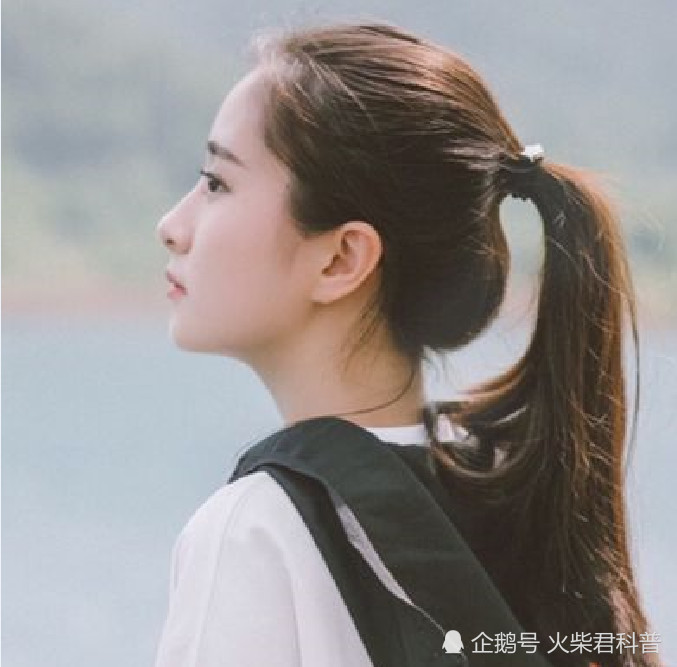 额头上有这2个特征的女生,这样扎马尾更漂亮,很多女生