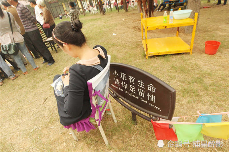 盘点国庆游客不文明行为"小孩随地大小便和践踏草坪成