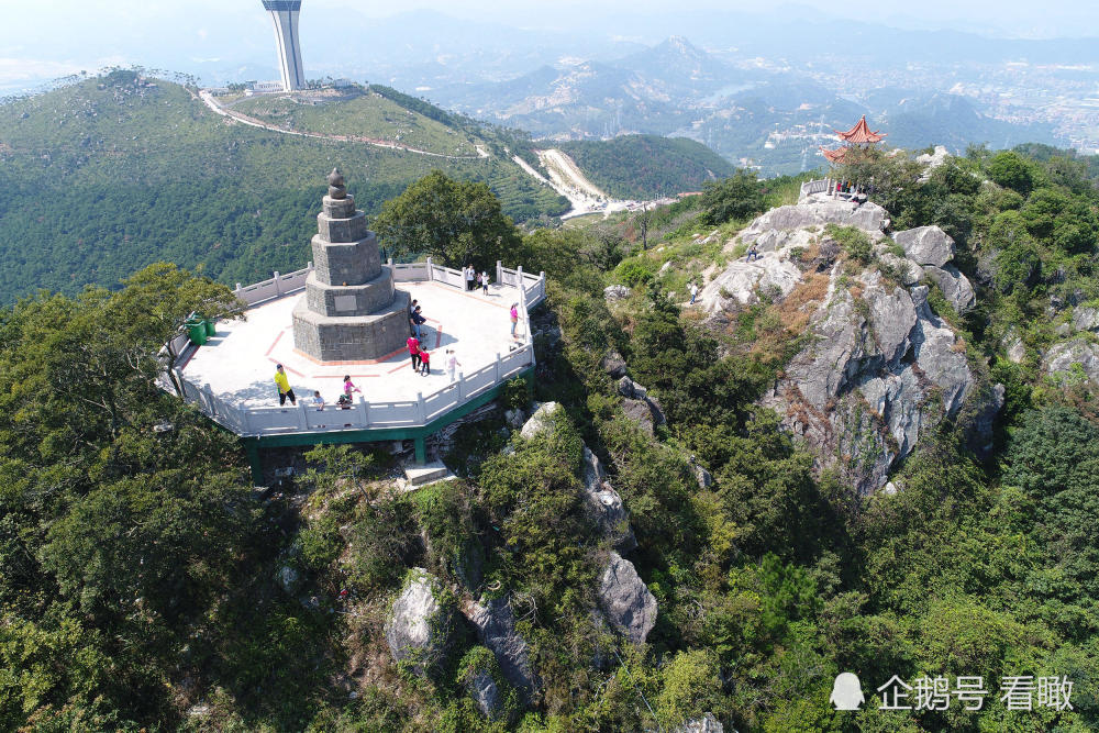 紫帽山顶非常狭小,在凌霄塔与餐云亭下面就是悬崖峭壁.