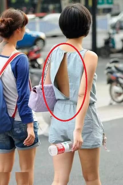 妹子不穿内衣本无可厚非,而你还把裙子开的这么大,就怪不得别人占便宜