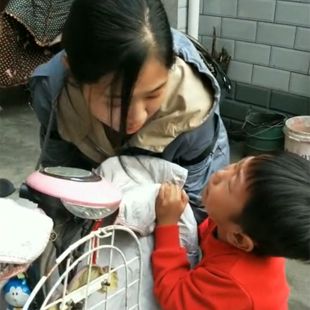 妈妈外出打工,孩子哭着不让走,心酸的一幕让人泪流满面