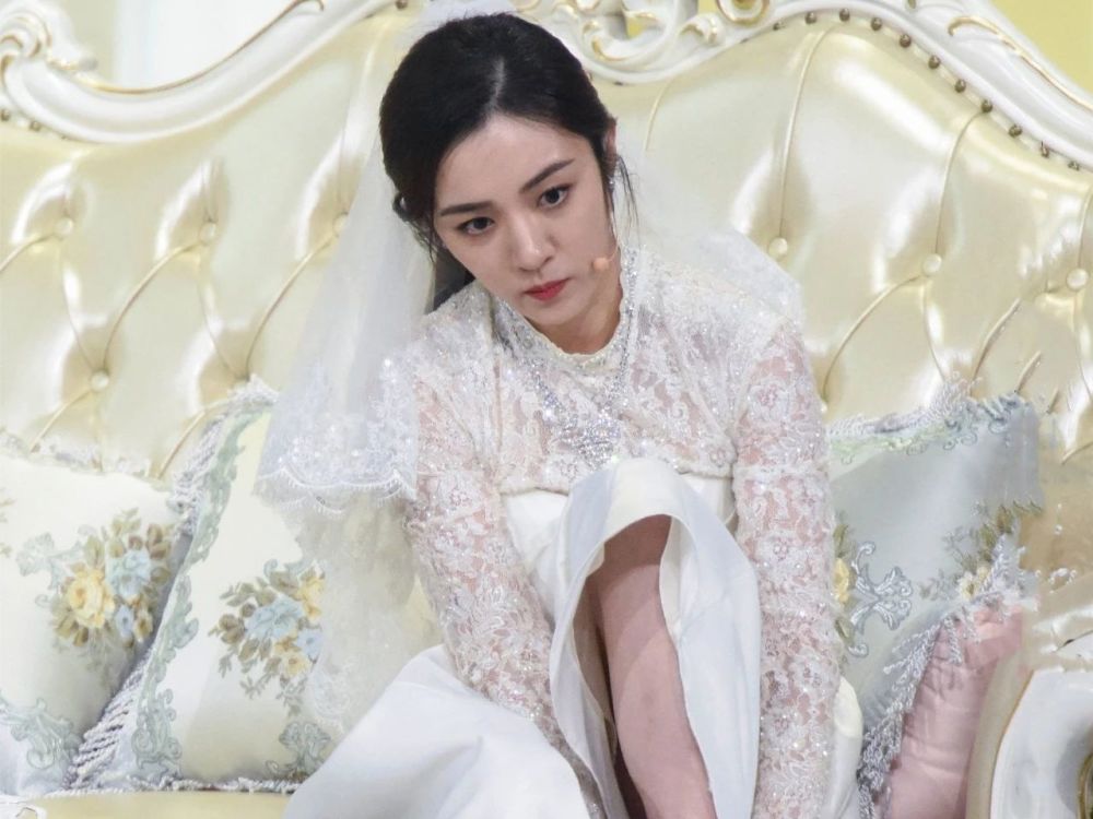 《演员》花絮:王晓晨穿婚纱藏在后台大哭,多名工作人员着急寻找