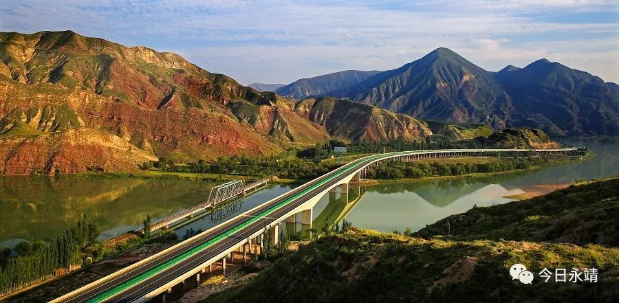 2015年,被称为"甘肃最美公路"的兰永沿黄一级公路建成通车