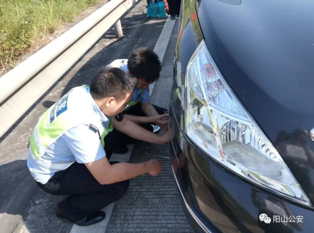 原来,10月3日下午,民警陈灿铭与协警肖劲伟巡逻至清连高速北行k2171