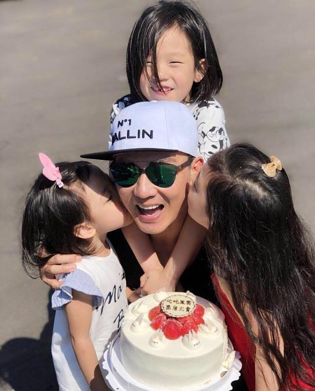 刘畊宏庆祝46岁生日,一人举起全家一大三小
