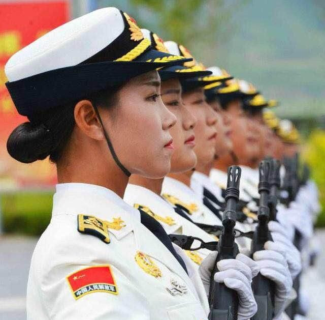 中国女兵阅兵时为什么都穿一层丝袜原因竟然是这样的