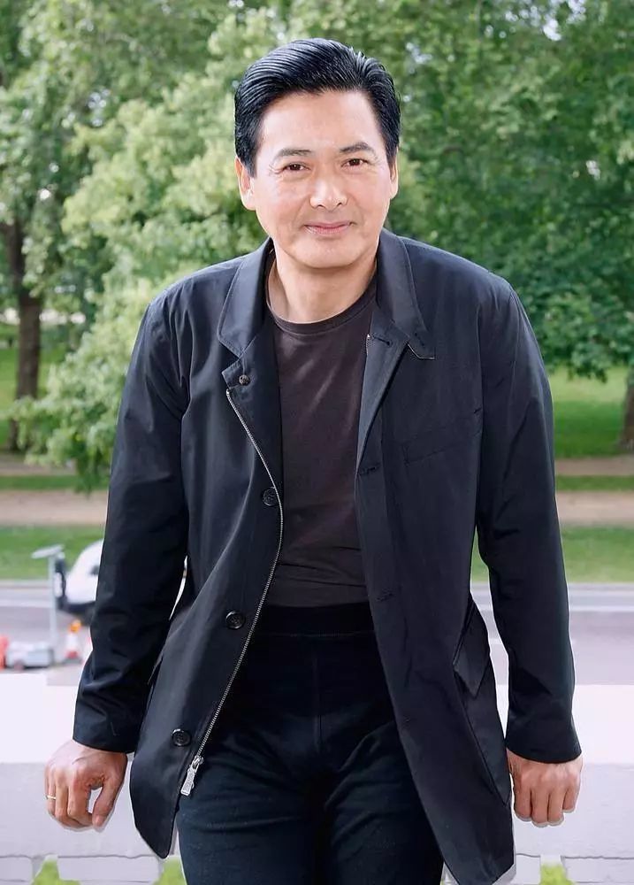 缝了5针后的周润发首露面!登山与粉丝自拍,帅气依旧!