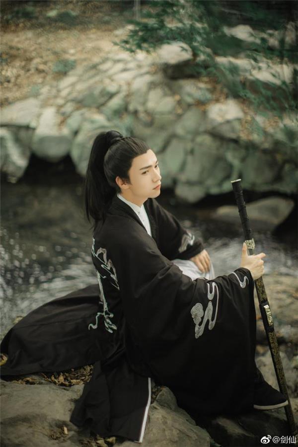 "一人一剑一壶酒,半痴半醉半癫狂 "黑衣这套的剑仙亦正亦邪,也是让人