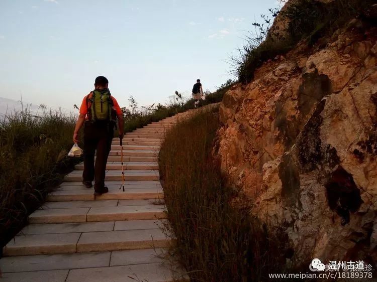 大罗山七尖尖尖通天，连绵而行山色无边