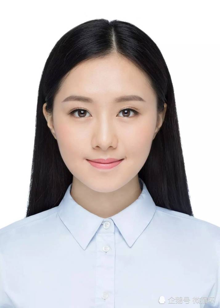 拍照的时候,应该注意脸部的表情,如果能够保持自然,做到微笑而不露齿