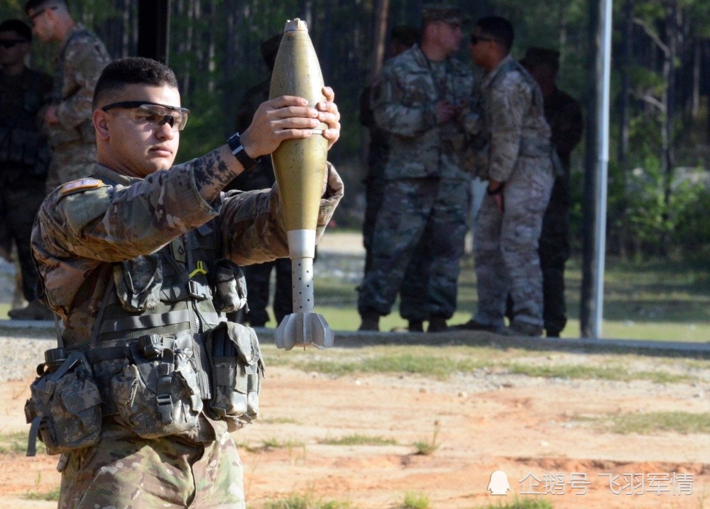 炮兵手持120毫米迫击炮的炮弹.