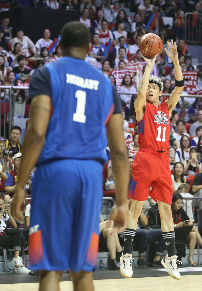 吴亦凡砍15+14 投篮不惧麦蒂严防