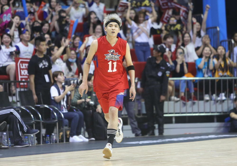 吴亦凡砍15+14 投篮不惧麦蒂严防