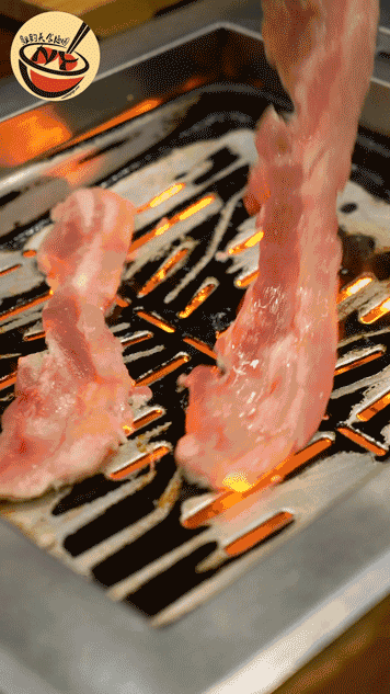 pork belly 小哥哥小姐姐们贴心服务. 帮