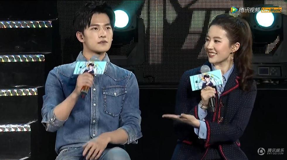 杨洋生日会刘亦菲惊喜现身 献唱生日歌