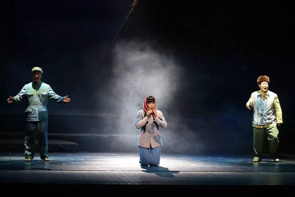 大型原创现代楚剧《大哥大嫂》由湖北剧院,湖北省戏曲艺术剧院主办