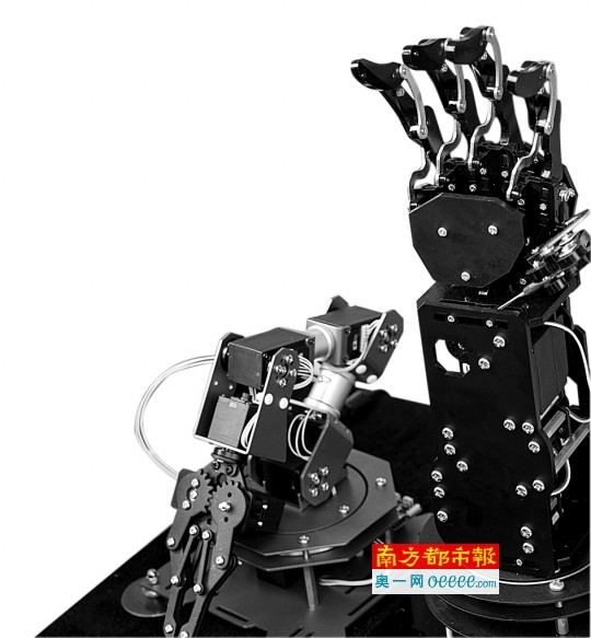 深圳国际创客周现场展出的机械手臂.