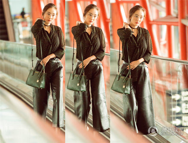 杨幂豹纹上衣配皮裤,还自拍卖个萌