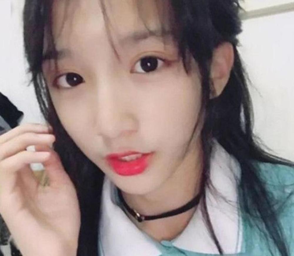 抖音第一女装大佬参加军训,撩裙子一瞬间,网友:堪比美