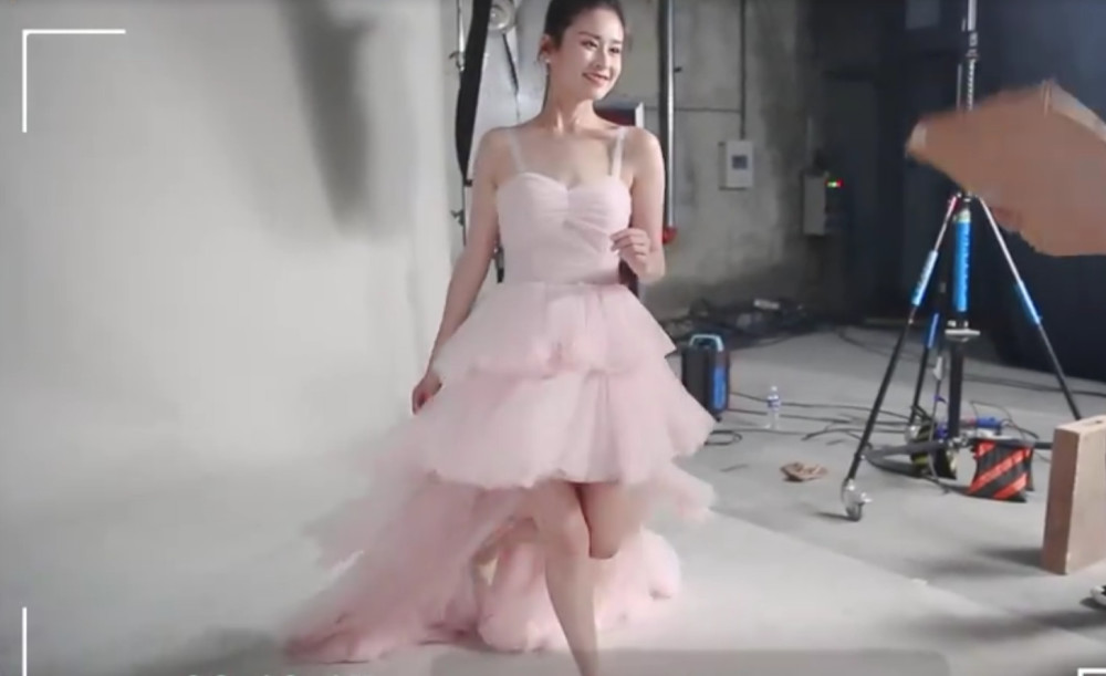 颖儿跳拉丁舞,当裙子飞起来的那一瞬间,付辛博:裙子白