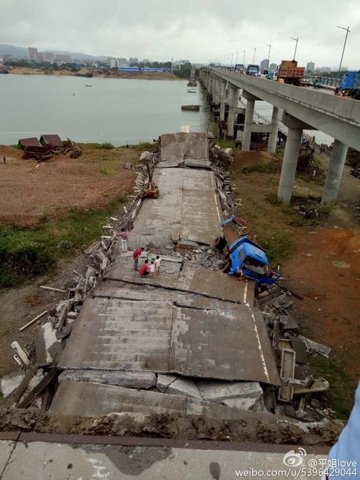 江西泰和老桥坍塌 有车辆被压