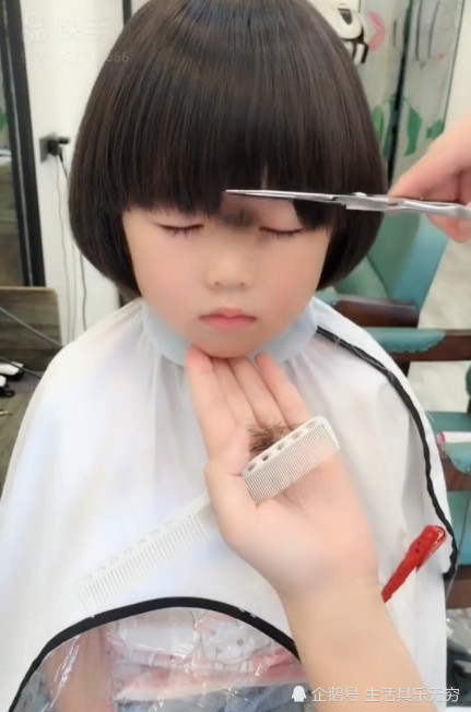小女孩理发,满脸不开心剪完后瞬间变脸 网友:长大不得