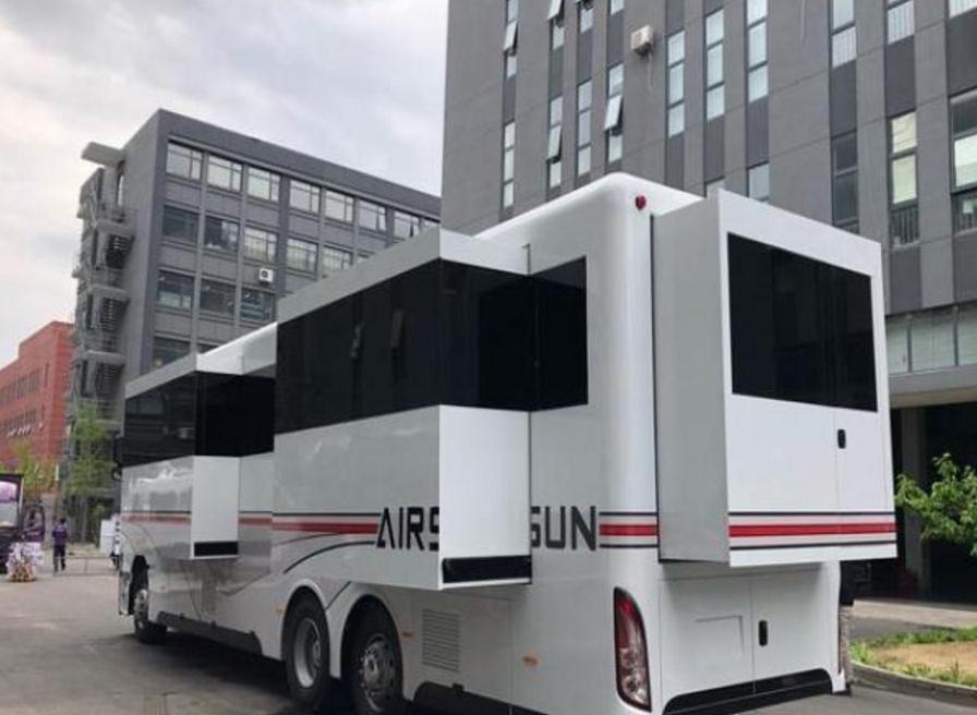 百万牵引车,加上一个豪华房车货舱,卖1280万,a2才能开