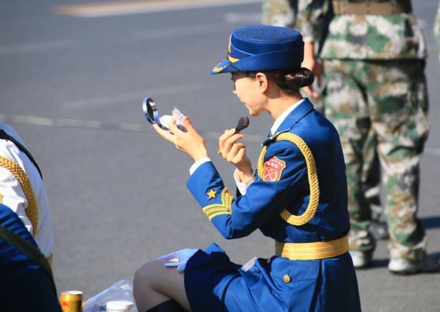 阅兵式上的中国女兵为啥要穿丝袜?不是因为爱美,真实原因很辛酸
