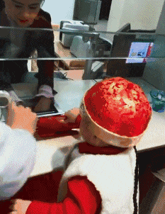 搞笑gif:现在的孩子真有钱,在摸摸自己的口袋真惭愧