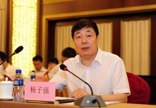 央行行长助理杨子强与家属在青岛过端午使用公