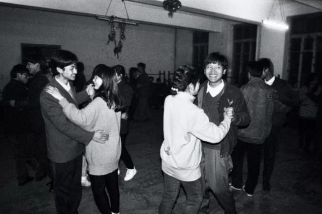 镜头下80年代大学生老照片:图3让人湿了眼眶,图5美女好洋气