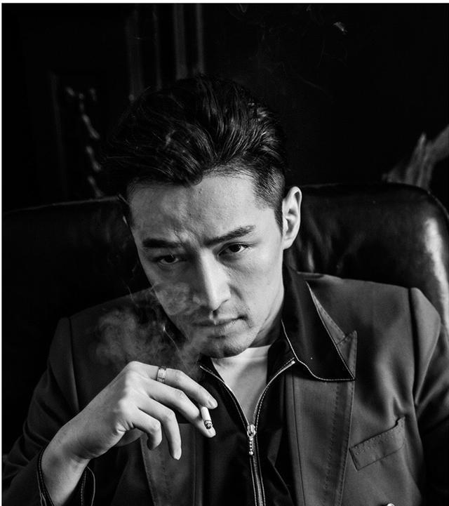 胡歌生日当天晒微博自拍,面容沧桑却气质未变,吴磊的回复却亮了