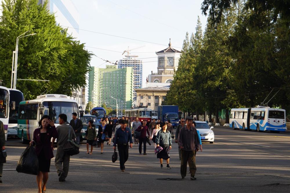 图为朝鲜平壤的大街,街道很干净,路上的行人衣着都很朴实.