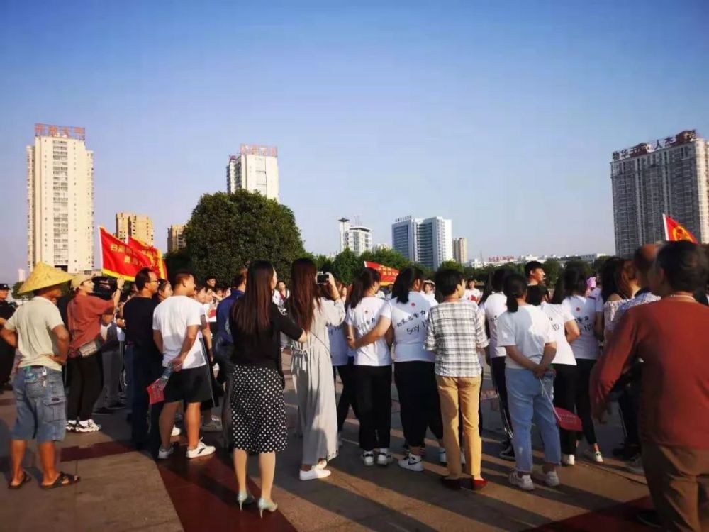 志愿者骑行回来后,整齐摆放好共享单车 剑邑广场小品表演 由团市委