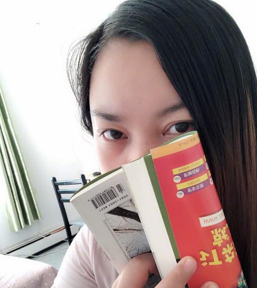 图为凤姐用书遮脸,为什么不敢露脸呢?