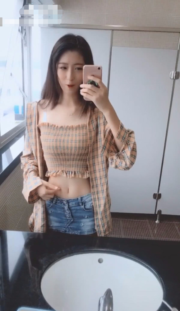 美女拍抖音好拼,穿抹胸吸出"排骨腹",马甲线看了瑟瑟发抖!