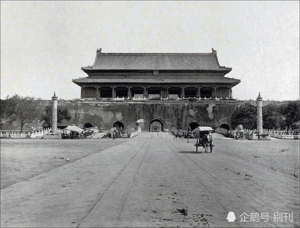 1901年的紫禁城,里面空无一人杂草纵生,日本摄影师拍摄